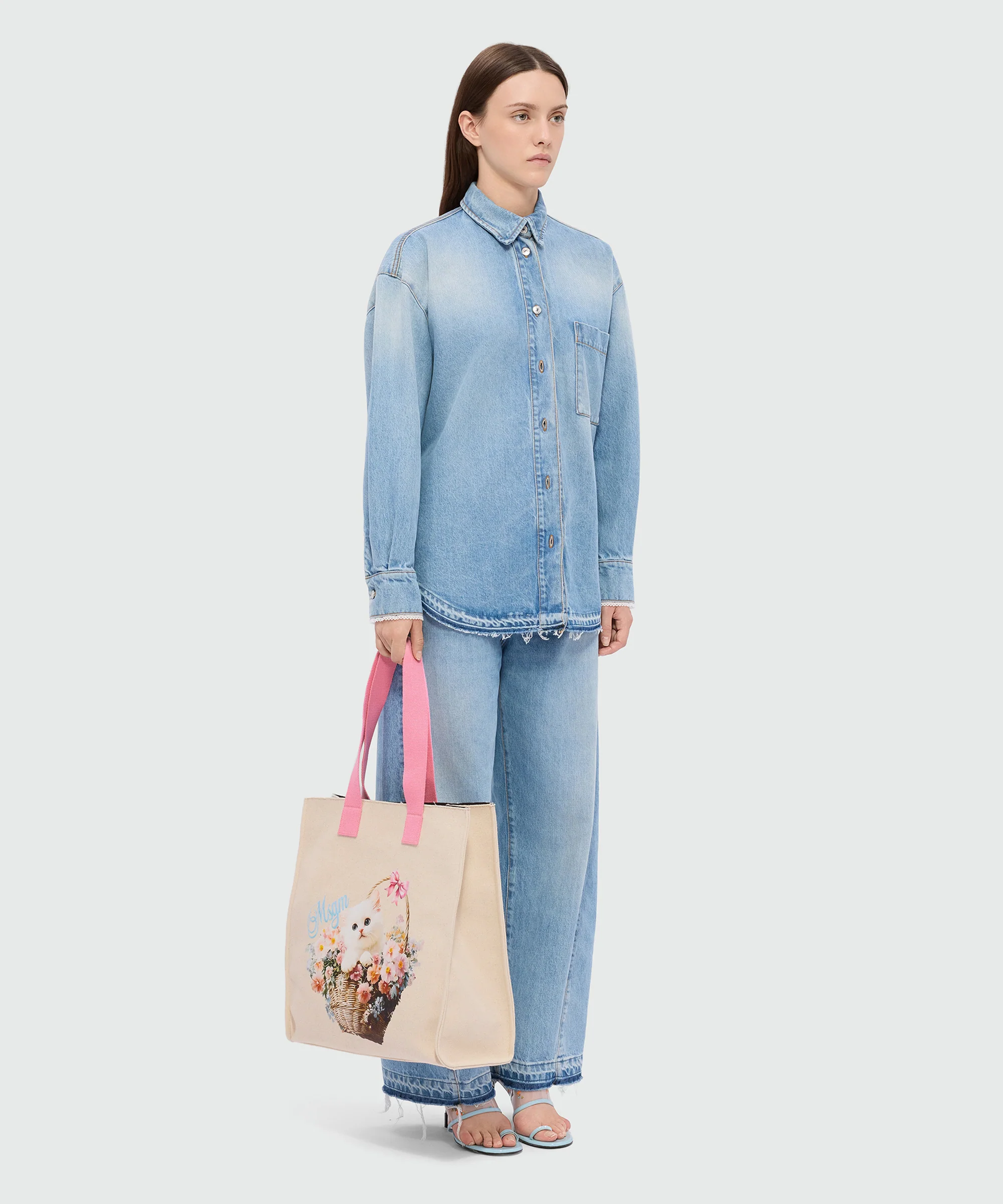 White canvas tote with print and contrasting handles - Image 5